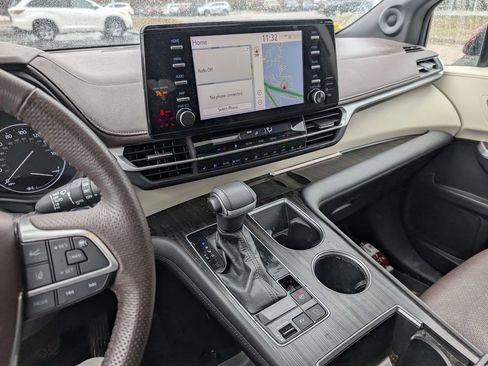 Used 2022 Toyota Sienna Platinum image 16