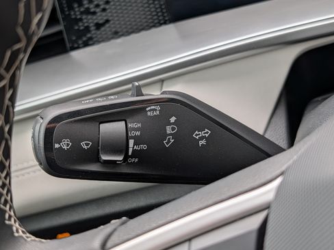 Certified 2025 Volkswagen Tiguan SE AWD/4WD image 30