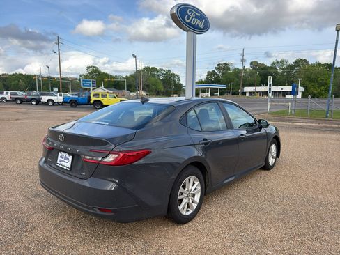 Used 2025 Toyota Camry LE FWD image 5