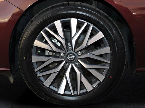 Used 2024 Nissan Altima 2.5 SV image 11