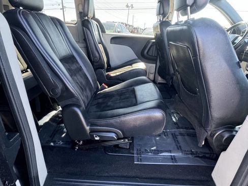 Used 2017 Dodge Grand Caravan SXT image 39
