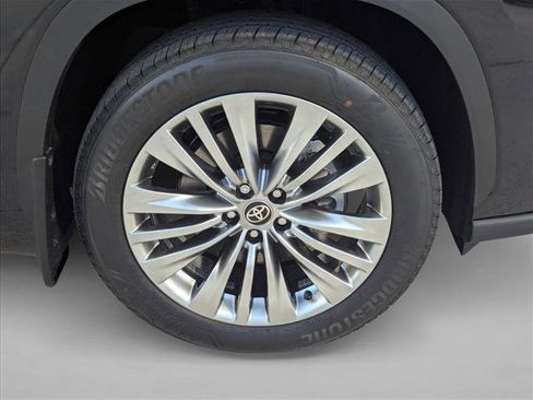 New 2026 Toyota Highlander Platinum AWD/4WD image 9