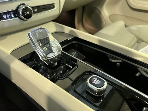 Certified 2024 Volvo XC60 T8 Ultimate w/ Protection Package Premier image 19