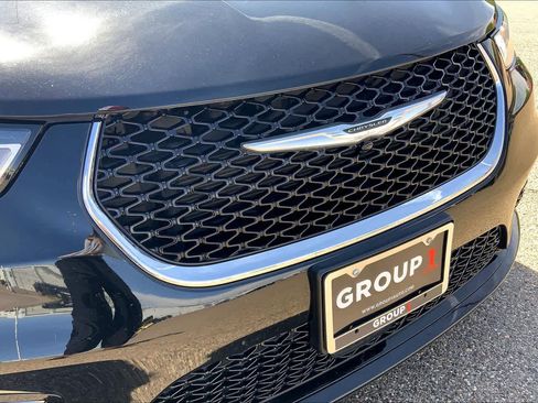 Used 2025 Chrysler Pacifica Select FWD image 30