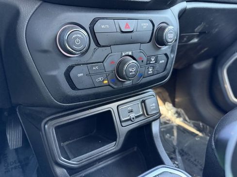 Used 2019 Jeep Renegade Latitude image 22