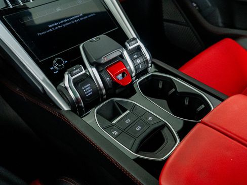 Used 2020 Lamborghini Urus image 36