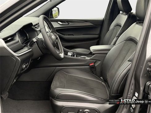 New 2025 Jeep Grand Cherokee L Laredo image 10