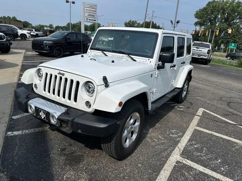 Used 2015 Jeep Wrangler Unlimited Sahara w/ Connectivity Group AWD/4WD image 9