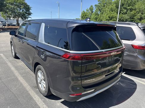 Used 2024 Kia Carnival LX FWD image 9