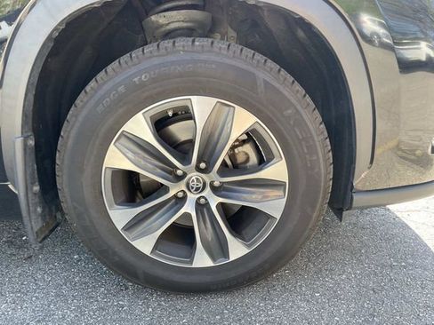 Used 2024 Toyota Highlander XLE AWD/4WD image 7