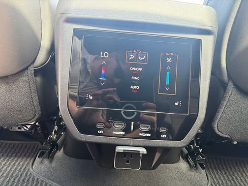 Used 2025 GMC Yukon XL Denali Ultimate AWD/4WD image 27