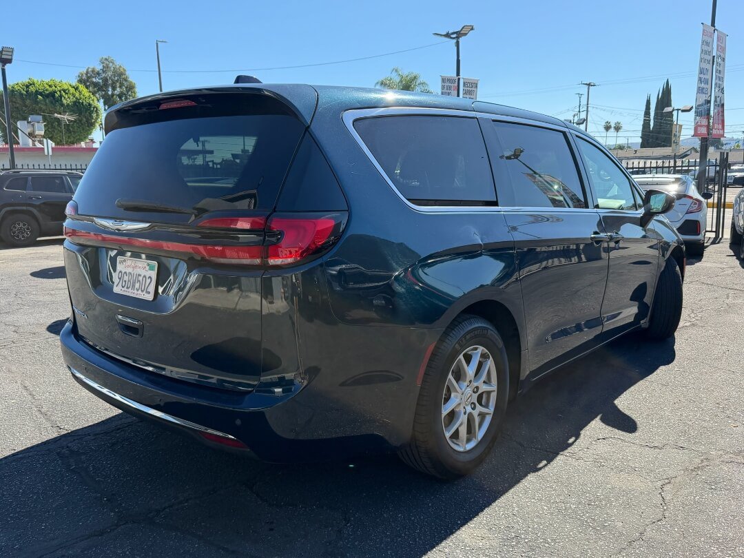 Used 2023 Chrysler Pacifica Touring-L FWD image 6