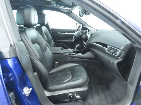 Used 2021 Maserati Levante image 21