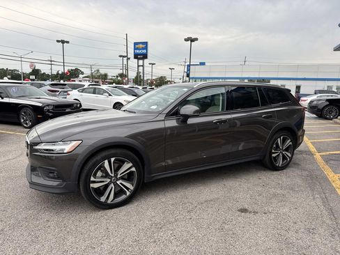 Used 2025 Volvo V60 B5 Cross Country Plus AWD/4WD image 4