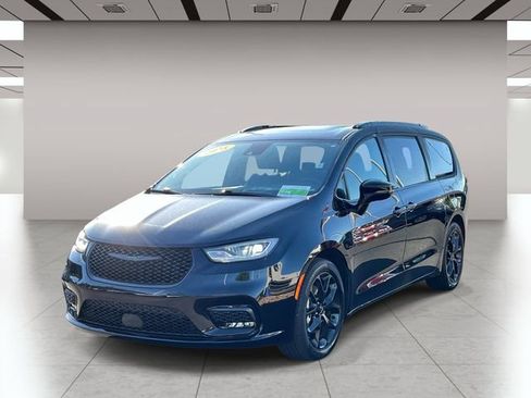 Used 2025 Chrysler Pacifica Limited FWD image 8