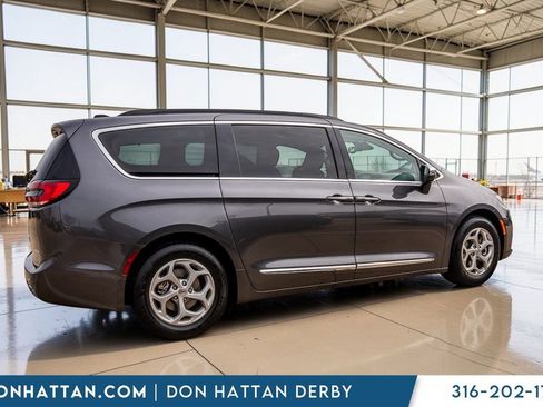 Used 2023 Chrysler Pacifica Limited image 35