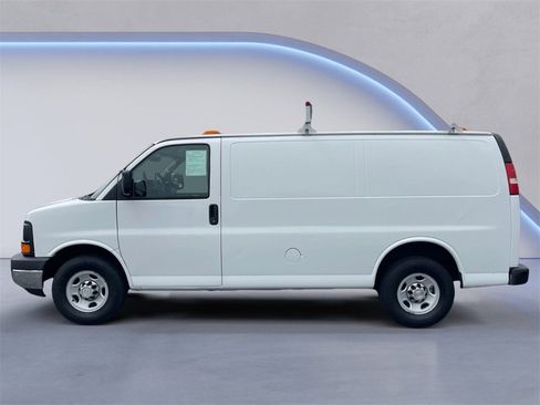 Used 2010 Chevrolet Express 2500 image 6