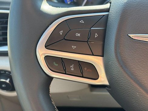 Used 2023 Chrysler Pacifica Touring-L FWD image 18
