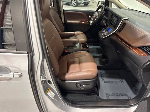 Used 2017 Toyota Sienna Limited FWD image 57