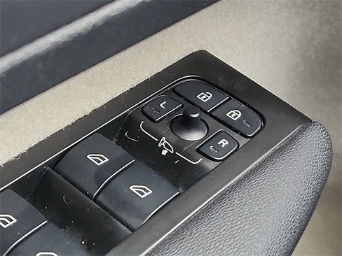 Used 2021 Volvo XC40 T5 Momentum w/ Premium Package image 26