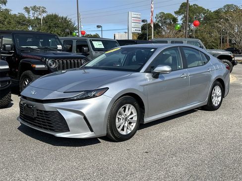 Used 2025 Toyota Camry LE image 10
