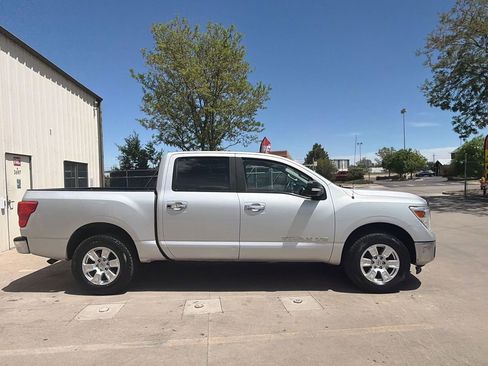Used 2018 Nissan Titan SV AWD/4WD image 4