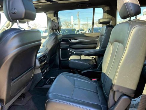 Used 2024 Jeep Wagoneer L Series II w/ Premium Group I image 11