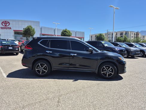 Used 2017 Nissan Rogue SV w/ SV Premium Package FWD image 6