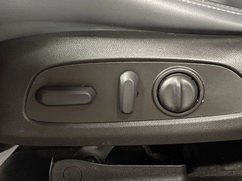 Used 2023 Buick Enclave Essence image 9