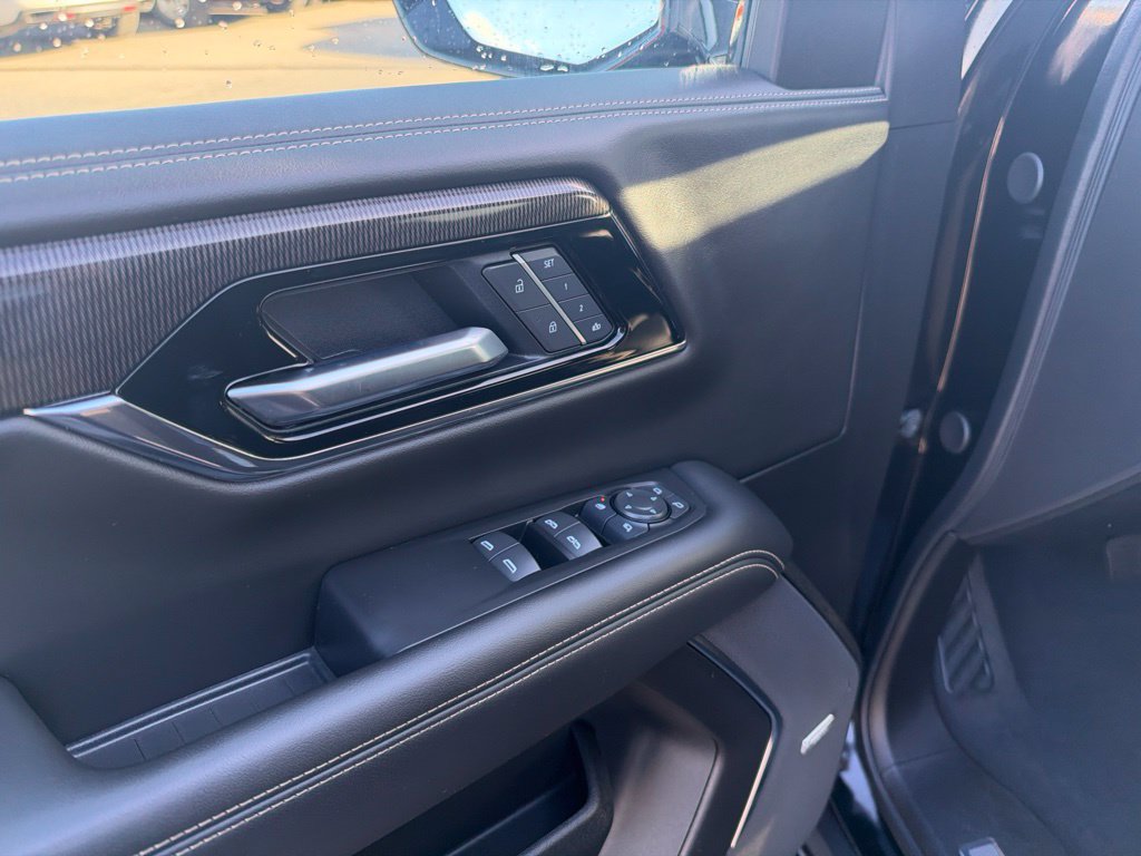 Used 2025 GMC Yukon Elevation w/ LPO, Elevation Black Package AWD/4WD image 11