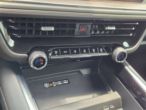 Certified 2025 Chevrolet Suburban High Country AWD/4WD image 16