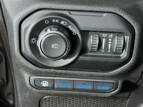 Used 2022 Jeep Wrangler Unlimited Sahara AWD/4WD image 16