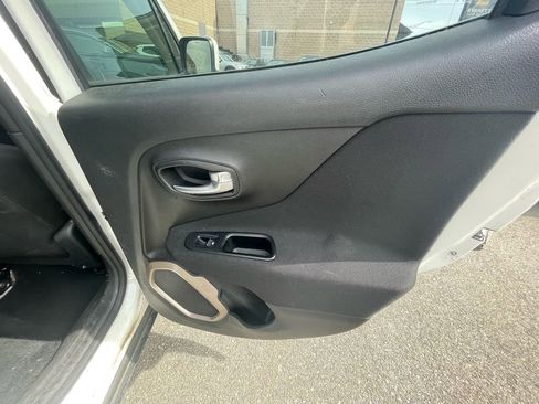 Used 2016 Jeep Renegade Latitude image 19