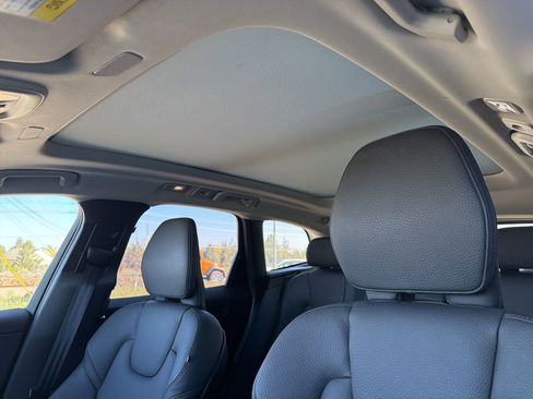 Used 2025 Volvo XC60 B5 Plus AWD/4WD image 17