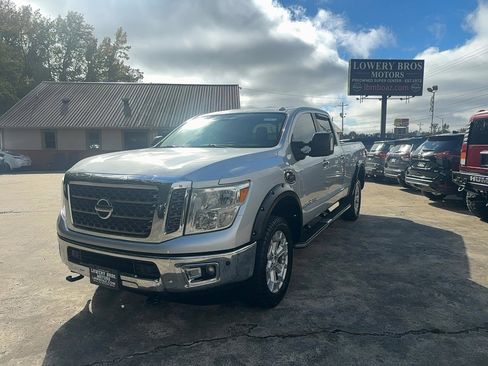 Used 2017 Nissan Titan SV image 1
