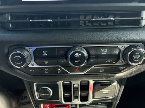 Certified 2024 Jeep Gladiator Sport image 30