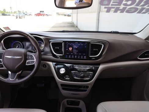 Used 2018 Chrysler Pacifica Touring-L w/ Tire & Wheel Group FWD image 27