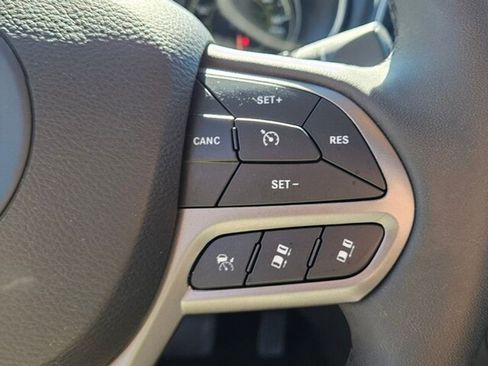 Used 2022 Jeep Cherokee Limited image 31