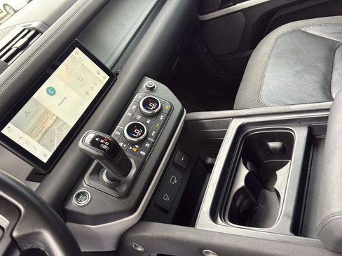 Used 2020 Land Rover Defender 110 SE image 21