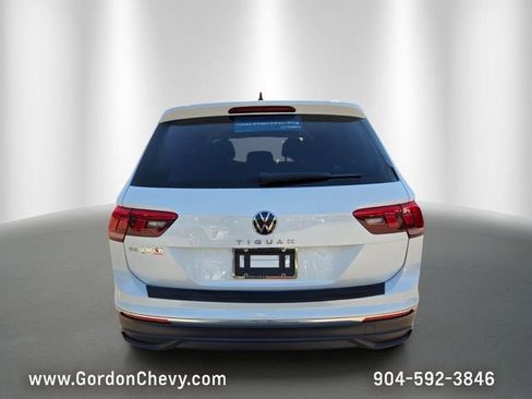 Used 2023 Volkswagen Tiguan SE FWD image 4