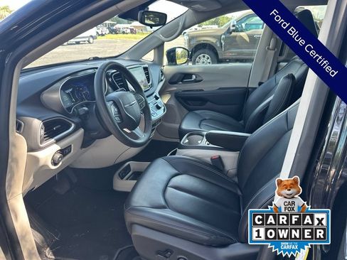 Used 2024 Chrysler Pacifica Touring-L FWD image 13