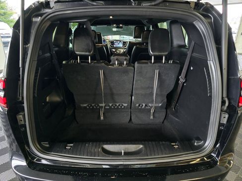 Used 2025 Chrysler Pacifica Select image 16