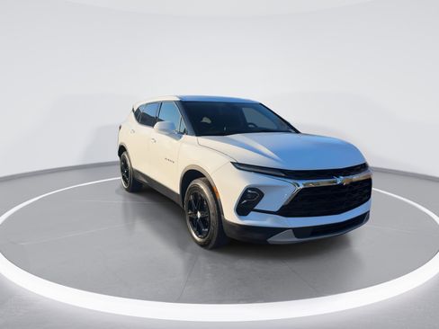 Used 2024 Chevrolet Blazer LT image 2