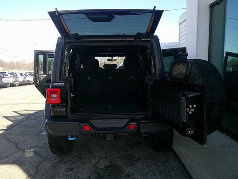 Used 2023 Jeep Wrangler Unlimited Rubicon 4xe w/ Cold Weather Group AWD/4WD image 8