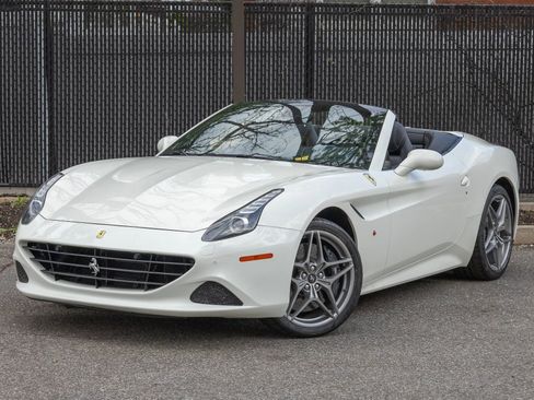 Used 2016 Ferrari California T RWD image 10