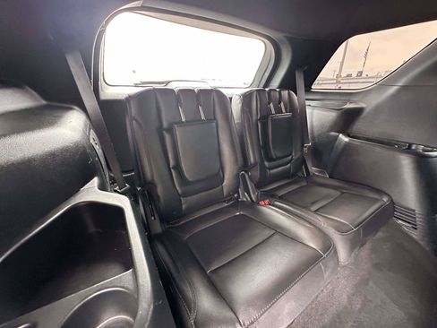 Used 2018 Ford Explorer XLT w/ Equipment Group 202A AWD/4WD image 32