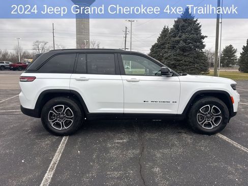 Used 2024 Jeep Grand Cherokee Trailhawk image 2