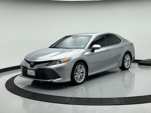 Used 2020 Toyota Camry XLE image 1