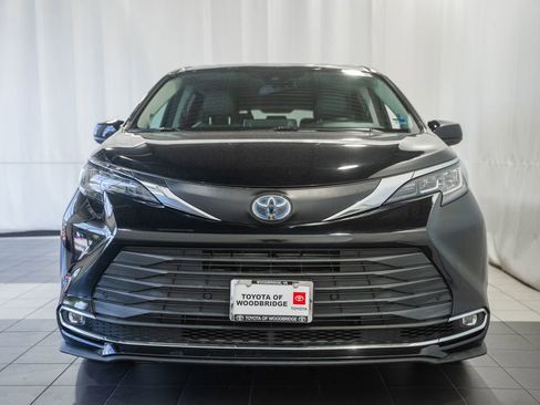 Used 2021 Toyota Sienna XLE w/ XLE Plus Package FWD image 2
