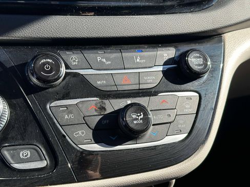 Used 2023 Chrysler Pacifica Touring-L FWD image 27